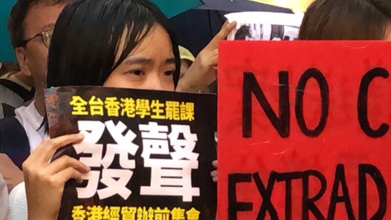 在台香港生12日晚间在台北香港经济贸易文化办事处前谴责港府暴力镇压。(记者夏小华摄)