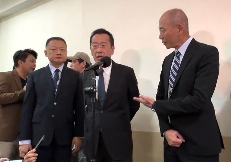 6月26日,台湾的参谋总长梅家树(右一)、国防部长顾立雄(右二)赴立法院就“汉光40号”演习接受立委质询之前,接受媒体联访。(记者夏小华摄)