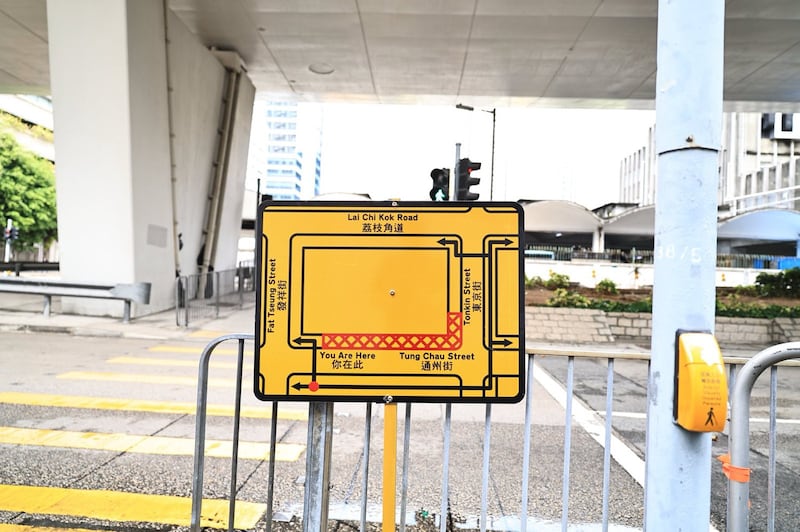 警方在法院外的行人路划为禁止停留区。(陈子非提供)