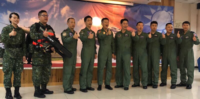 参与汉光演习“战备跑道起降”人员。(记者夏小华摄)