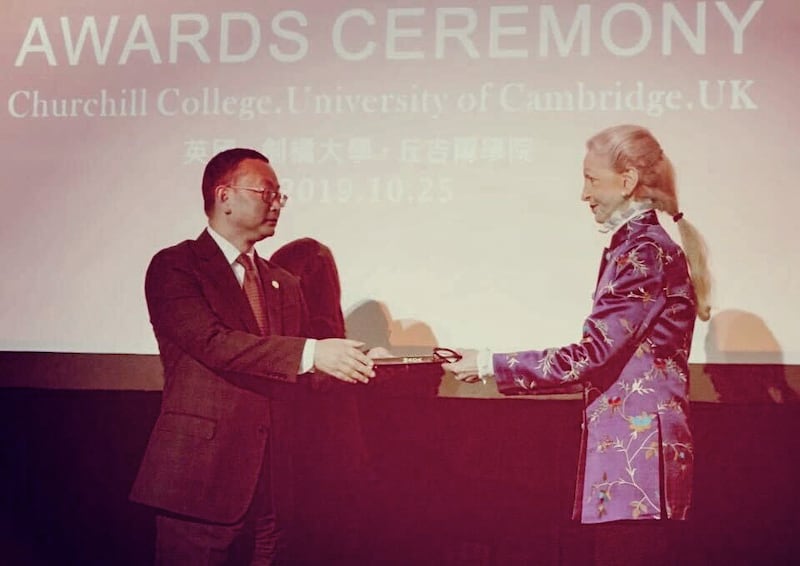 Barbara Thomas Judge presents the "Most Accomplished Chinese Award" award to Yang Tengbo in 2019 at Cambridge University in the U.K.
