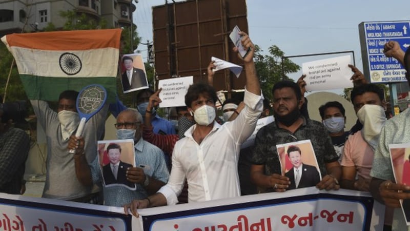 2020年6月16日,民众在印度一座城市抗议中印边界冲突导致至少二十名印度军人死亡。(法新社)