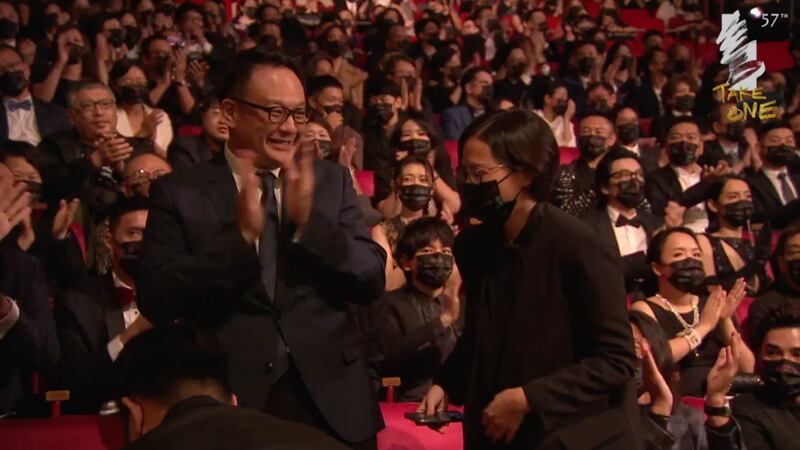 《夜更》制片庄淑芬代导演上台宣读谢辞。(金马影展脸书)