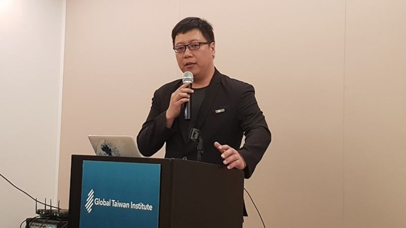 台湾资深社运人士、双重思想实验室CEO吴铭轩表示,建立政府问责机制能够提升公民信任度。(记者家傲摄)