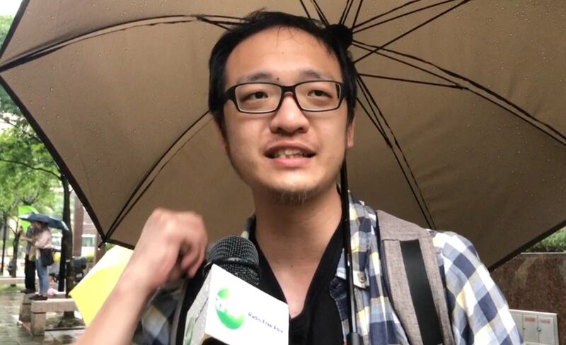 就读世新大学社会发展研究所的洪崇晏谴责港府施暴是疯狂行动,将使得香港沉沦。(记者夏小华摄)