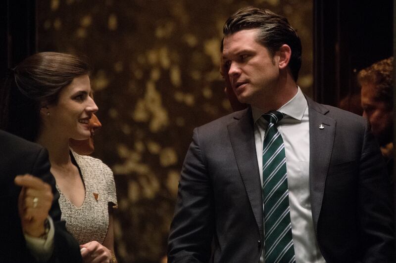 海格塞斯（圖右）（Pete Hegseth）- 國防部長（美聯社資料圖片）