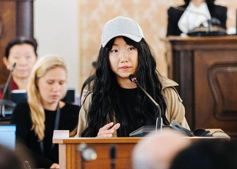 许微其曾在捷克议会听证遭中国政府跨境镇压的经历。(许微其提供)