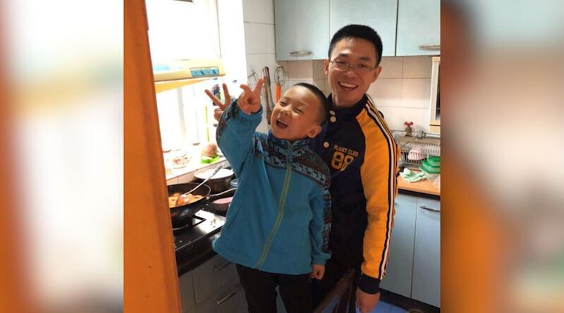 覃德富和孩子在家中。(志愿者提供/记者乔龙)