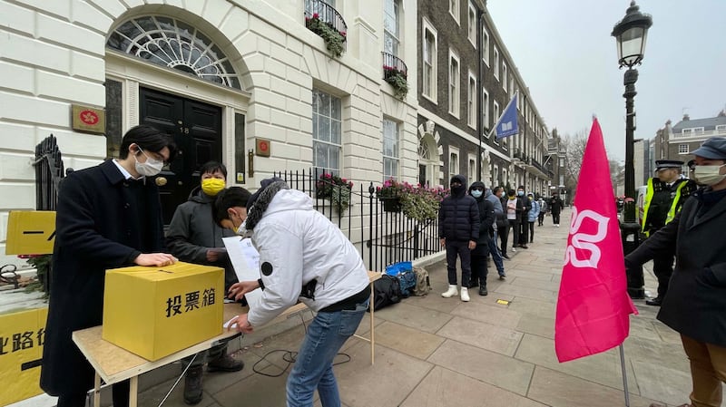 近80名在英港人排队投票。(记者邢博泓摄影)