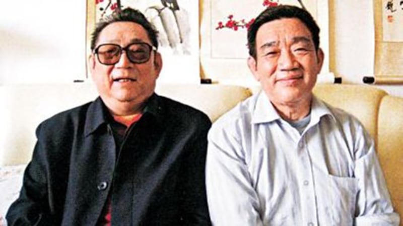 前解放军军长徐勤先(左)和杨继盛。(Public Domain)