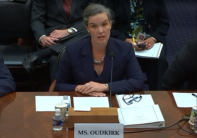 美国国务院驻亚太经济合作组织(APEC)高级官员孙晓雅(Sandra Oudkirk)在听证会上讲话(视频截图/美国国会)