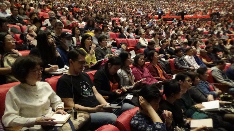 台北佛教徒聆听达赖喇嘛视讯弘法。(记者夏小华摄)