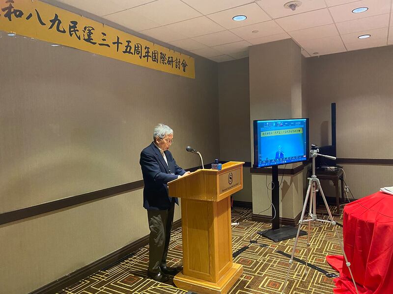 海外政论刊物《北京之春》荣誉主编胡平在研讨会上强调,赵紫阳在八九学运过程中反对以暴力镇压学生运动,虽然只是体现了他个人的良知,但这实际上也是对共产专制的釜底抽薪,可以让国家走上和平转型的正确道路。(记者王允摄影)