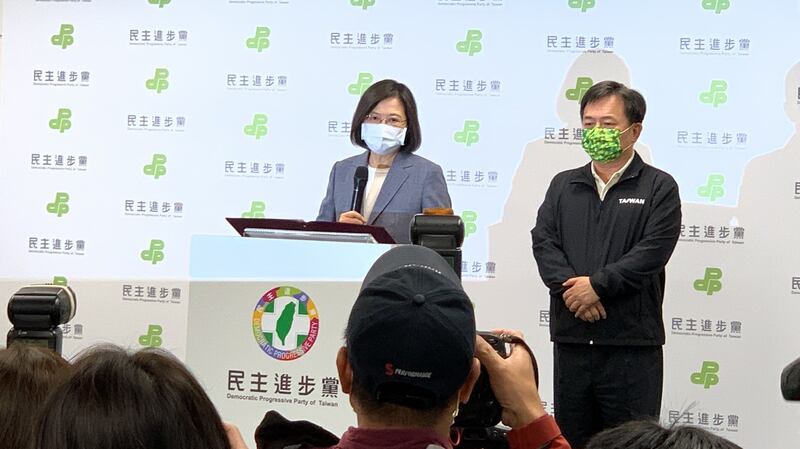 11月26日晚间,民进党主席蔡英文和党秘书长林锡耀为九合一选举说明败选结果。(记者夏小华摄)