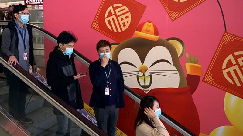 2020年1月21日,香港机场的许多旅客为预防感染新型肺炎而戴上了口罩。(美联社)