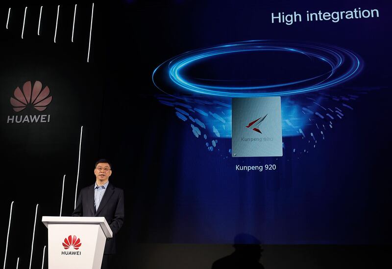 2019年1月7日,华为公司董事、战略研究院院长徐文伟在中国深圳总部发布其服务器芯片鲲鹏920。(美联社)