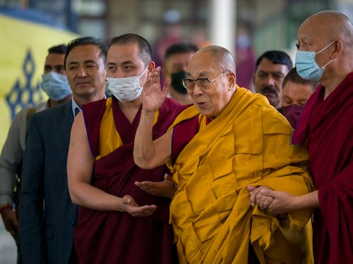 ༧གོང་ས་མཆོག་གི་མཚན་གནས་ཐོག་ནགས་ཚལ་གྱི་འགྲུལ་ལམ།