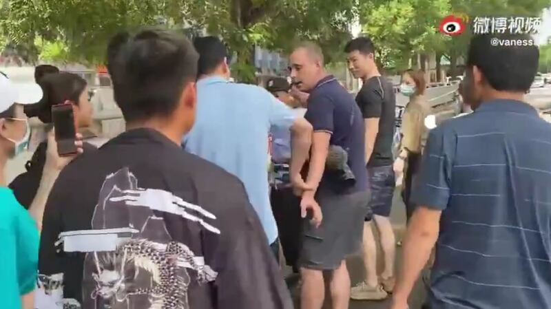 7月24日在郑州街头被围攻后,马蒂亚斯·比林格(Mathias Boelinger)在推特上公布了现场视频。(视频截图)