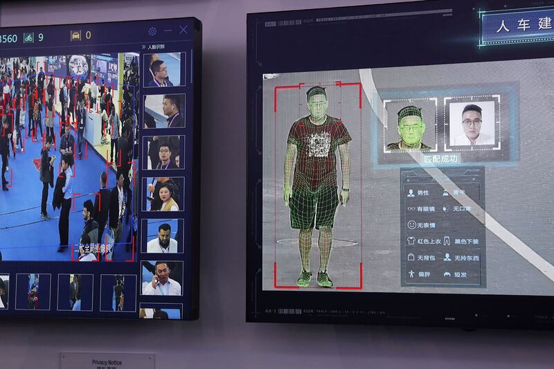 2018年10月23日,北京举办2018中国国际社会公共安全产品博览会,海康威视展示人体识别技术产品。(美联社)