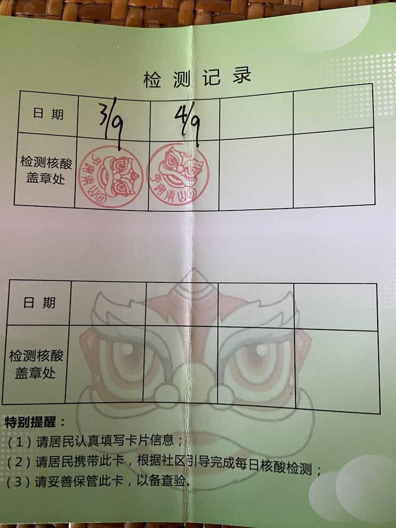 深圳福田封控区居民被要求持证出门，一次两个小时。（网络图片/古亭提供）