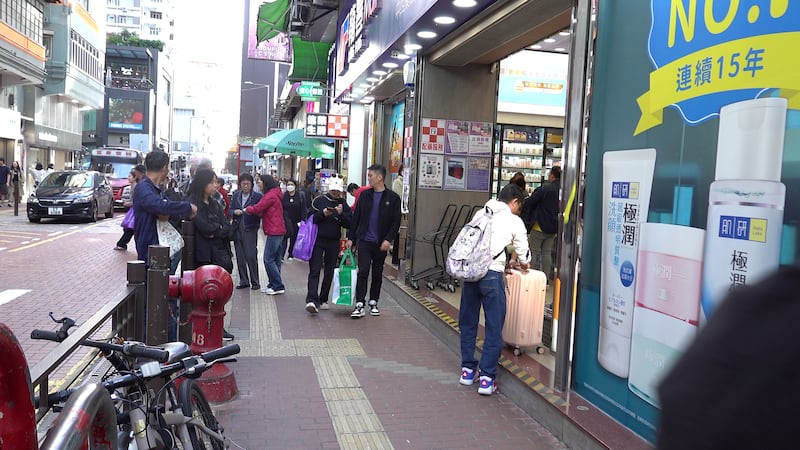 中國的「衛生棉醜聞」在11月初開始傳出，記者近日到旺角及上水一帶視察，見到不少到港掃貨的拖篋客。（衛斯攝）