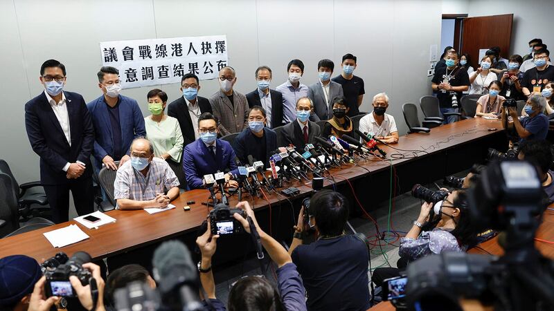 2020年9月29日,15名民主派议员与民研负责人钟庭耀出席记者会 。(路透社)