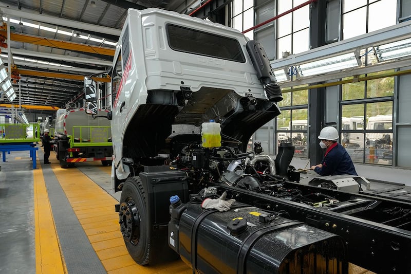 湖北省十堰市的一家制造工厂工人在组装东风卡车。(美联社)