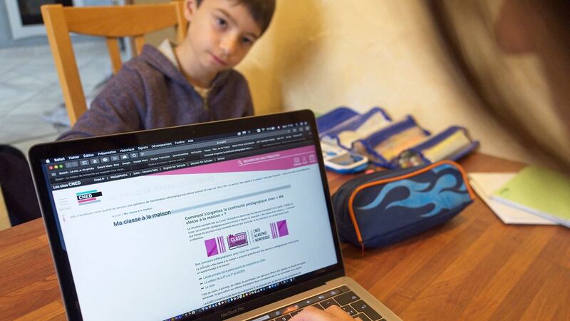 法国爆发第三波武汉肺炎疫情,全国第三度实施封城隔离措施,学校关闭改为网上授课。(法新社资料图片)