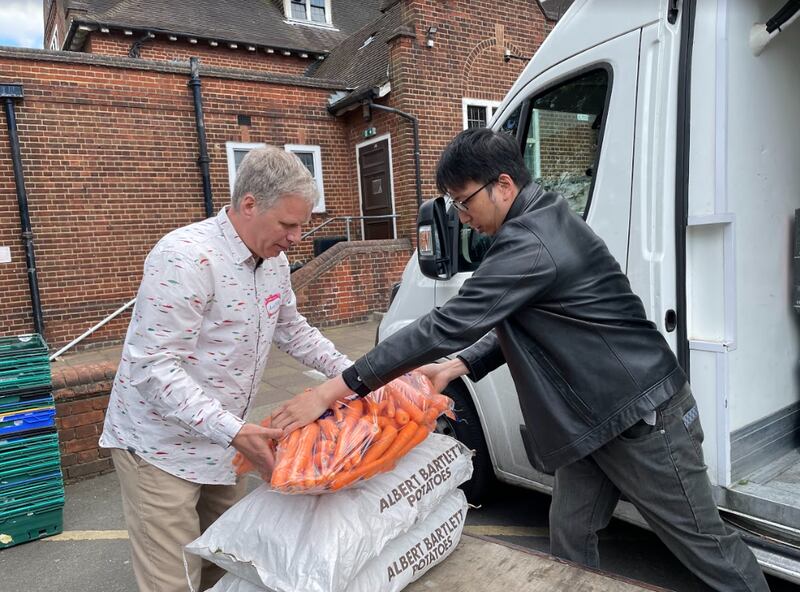 港人崔天成(Alex Chui)和一班港人义工每个星期都会到萨顿(Sutton)区一个本地慈善团体的中心做义工服务,把从农场运来的食物从货车卸下,再一份一份分好,让有需要人士领取。 (吕熙摄)