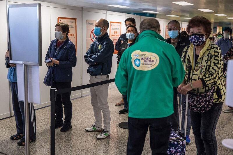 2022 年 3 月 11 日,香港火车站内设立的疫苗接种中心,市民排队接种科兴疫苗。(法新社)