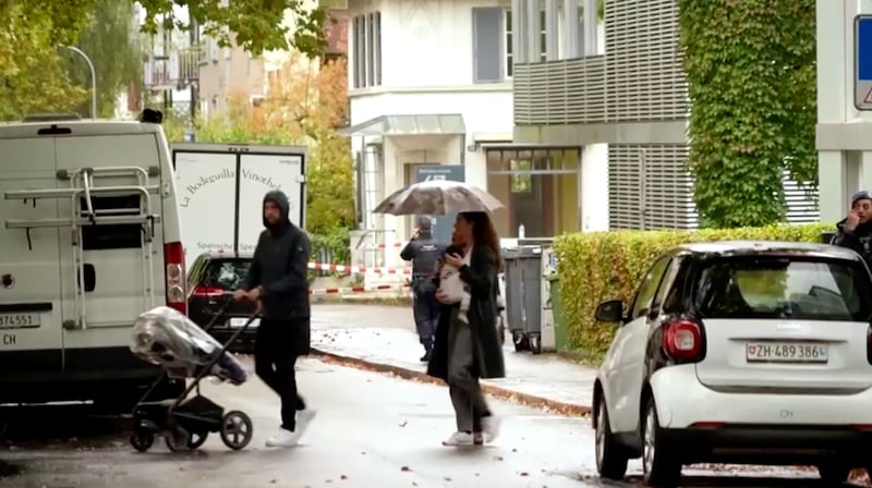 瑞士苏黎世3名孩童在日托中心附近遭刺伤的消息传出后,父母惊恐跑到幼儿园寻找他们的孩子。(路透视频截图)