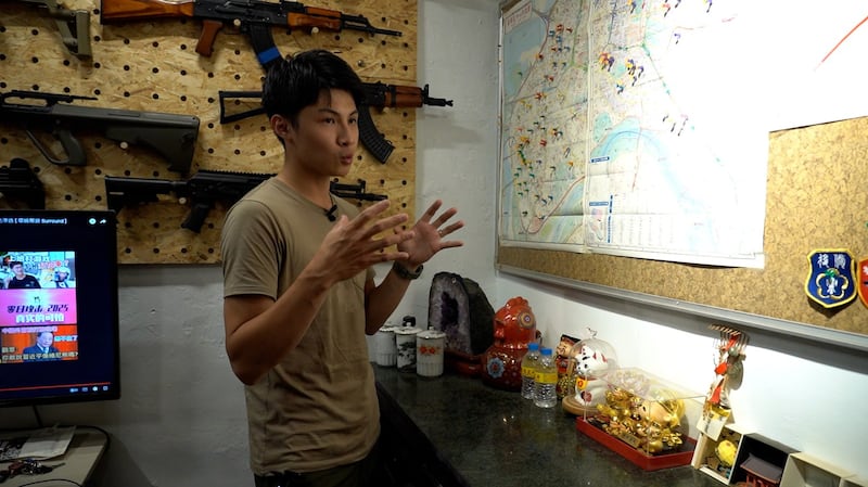 《零日攻击》前导片勾起前乌克兰志愿军姚冠均的烽火记忆，从战场归来，他积极投入民间国防工作。（唐正摄影）