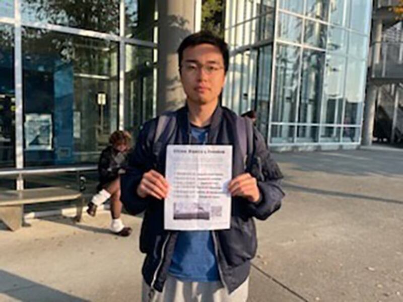 手举声援“四通桥”标语的中国留学生韩宇涛(韩宇涛提供)