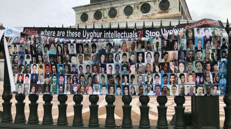为抗议中国在新疆针对维吾尔人施行的种族灭绝政策,欧洲维吾尔研究所和几个欧洲维吾尔侨民组织, 2 日下午在巴士底广场发起示威游行活动。(记者蔡凌提供)