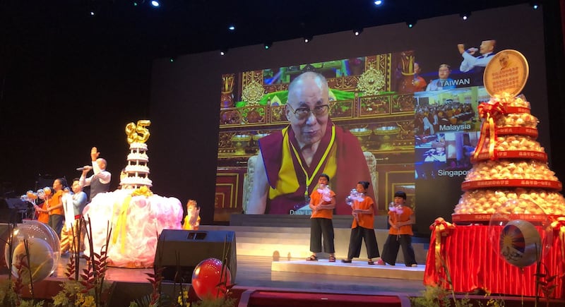 台湾佛教徒准备蛋糕，达赖喇嘛笑说，看的流口水但吃不到。（记者夏小华摄）