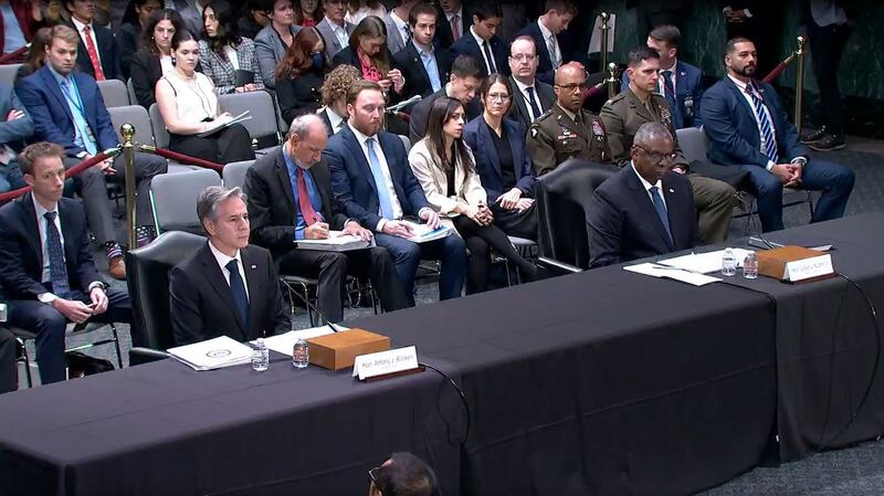 美国国务卿布林肯在国防部长奥斯汀于参议院拨款委员会听证会上作证时旁听(视频截图)