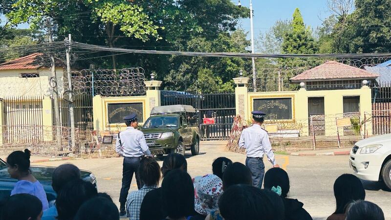 ရန်ကုန်မြို့၊ အင်းစိန်အကျဉ်းထောင်ရှေ့အား ၂၀၂၄ ခုနှစ်၊ ဇန်နဝါရီလ ၁ ရက်နေ့က တွေ့ရစဉ်။ (Photo: RFA)