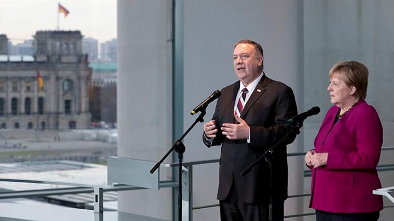2019年11月8日，美国国务卿蓬佩奥（左）与德国总理默克尔在举行会谈前与记者见面。（美联社）