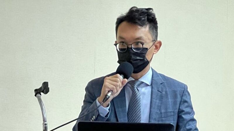 中华亚太菁英交流协会秘书长王智盛解析民调。(记者 黄春梅摄)