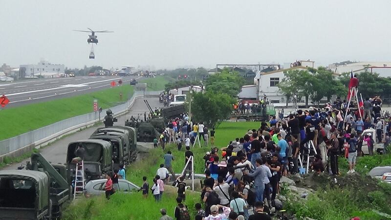 大批民众和军事迷围观演习。(记者夏小华摄)