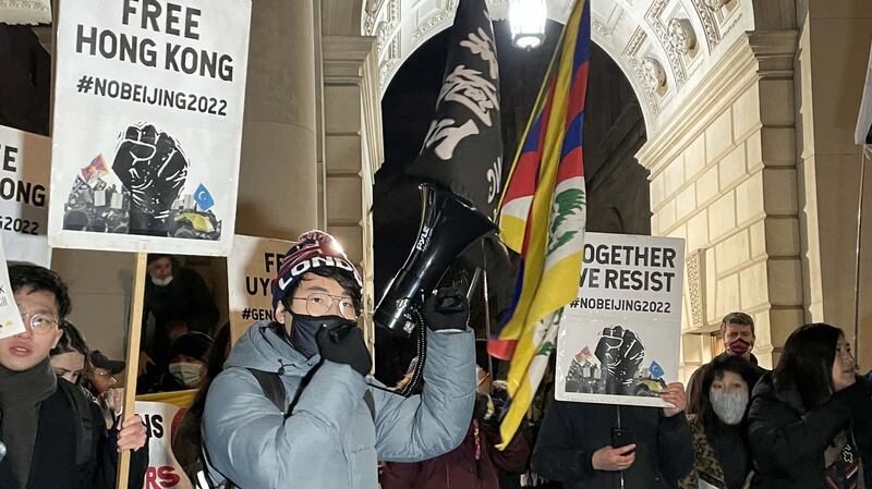 伦敦唐人街港人遇袭事件，使在英港人安全问题备受关注。英国港侨协会”创办人郑文杰表示，英国警方、国安和情报部门已介入调查，强调必须督促英国政府严肃处理，保障在英港人安全。(吕熙摄)