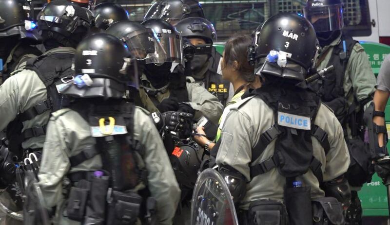 2019年10月27日,英语网媒Hong Kong Free Press一名自由摄影记者May James在旺角采访期间被捕。(视频截图/STP)