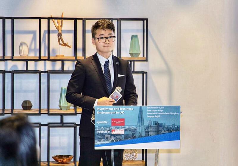 英国驻港总领事馆香港雇员郑文杰。图为郑文杰在英国驻港总领事馆参与投资贸易政策简报会上。(图源:facebook/Cheng Man Kit)