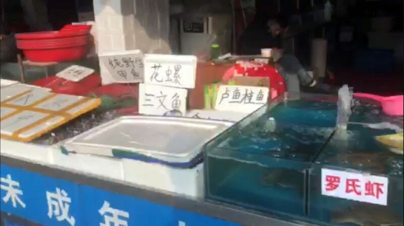 武汉华南海鲜市场外围街边。(志愿者提供/记者乔龙)