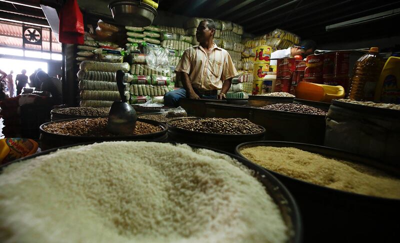 美国是世界粮食最大出口国,而中国则是世界最大的粮食进口国。图为美国佛罗里达州巴拿马城,一大米推销员在一家超市。(AP)