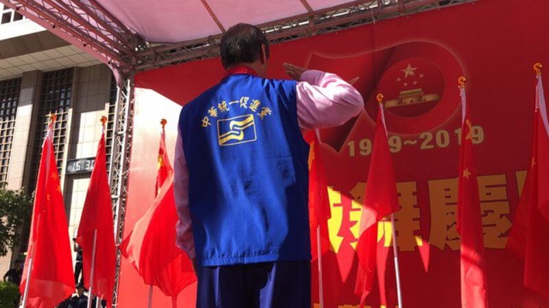 统促党总裁张安乐向五星旗致敬，率众高唱义勇军进行曲。（记者夏小华摄）