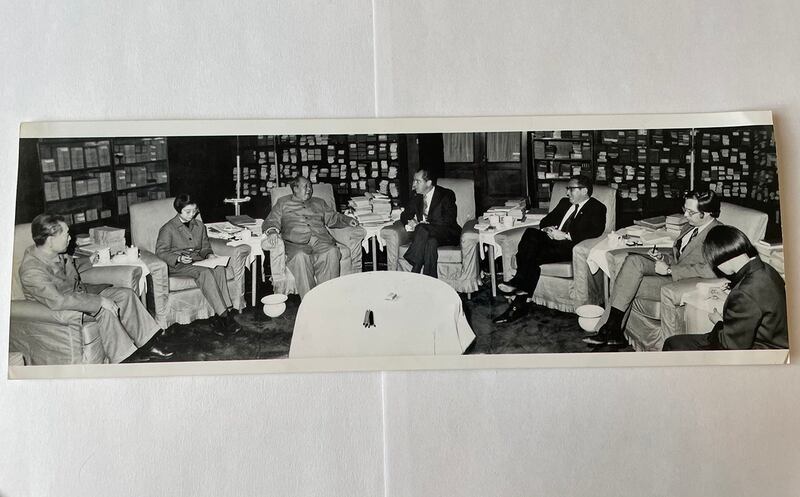 1972年2月21日尼克松(右四)访华,于中南海与毛泽东(左三)历史性会晤,这张完整记录会议的照片最初应美方要求并未公开,周恩来(左一)隔年交给洛德(右二)。(美国前驻华大使温斯顿•洛德提供)