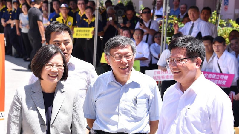 总统蔡英文（左一）、台北市长柯文哲（中）2日共同出席“全国计程车产业提升服务2.0计划”记者会。（台北市政府提供）