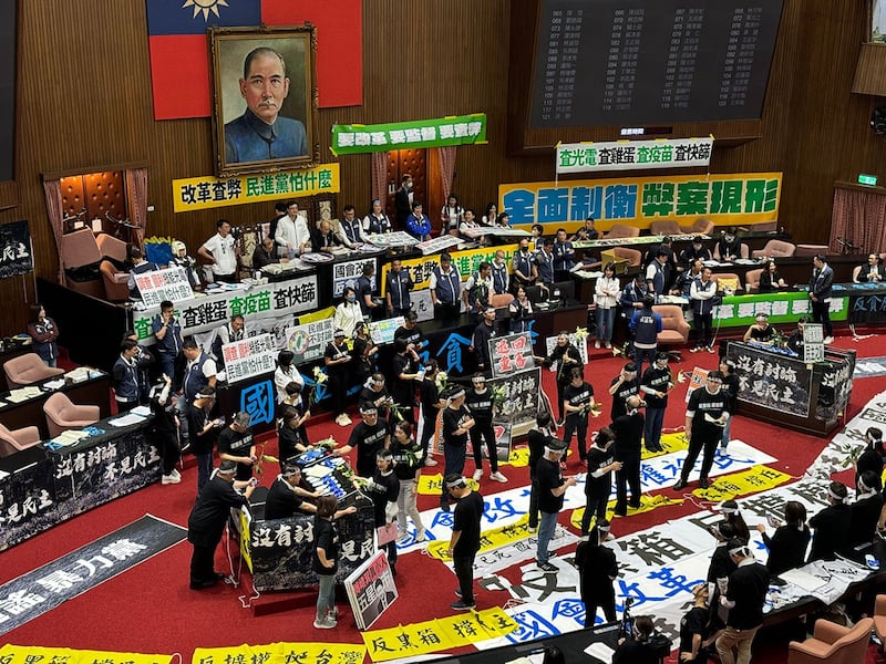 台湾的立法院24日挑灯夜战续审《立法院职权行使法》修正草案。(记者李宗翰摄)