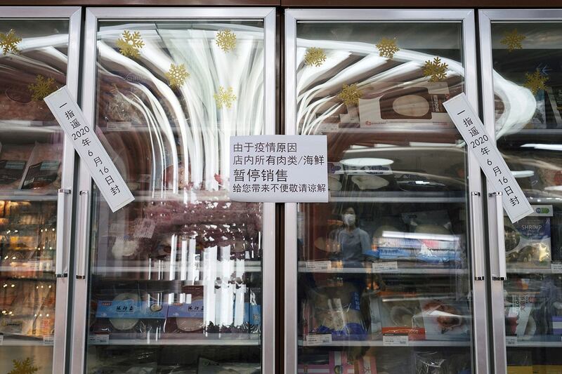 2020年6月19日,中国北京爆发新的冠状病毒病(COVID-19)之后,一家超市中海产品冷冻柜的玻璃门打上封条。(路透社)